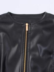 纯色仿皮夹克，搭配迷你裙摆，适合春秋季节