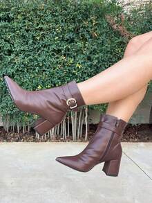 BOTA CAFÉ COM ENFEITE FIVELA 6,5 CM