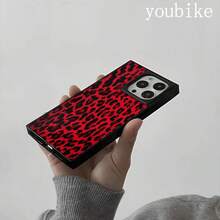 Un teléfono con un diseño de patrones de bloques con manchas rojas y negras, compatible con los modelos 16 Pro, 16, 15 Pro, 14, 14 Plus, 13, 13 Pro, 12 Pro y 12 Pro. Ofrece una cobertura completa a prueba de golpes con una gran apertura, un marco elegante y brillante y mejorado. - Negro - Ver 5
