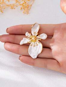 1pc Elegant Floral Metal Brooch, Versatile For Daily Wear, Family Gatherings, Parties, Gifts For Mom, Valentine's Day, Birthday, Wedding - Light - View 2