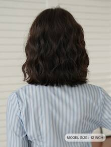 NAMM Parrucca corta riccioluta da 12 pollici per donne - Parrucca modesta con frangia a onde, in fibra sintetica morbida e setosa resistente al calore di colore marrone scuro, adatta per uso quotidiano, perfetta per vacanze, festival musicali, celebrazioni - Sakura Celebrations Glam & festa Street Wear Photography Use