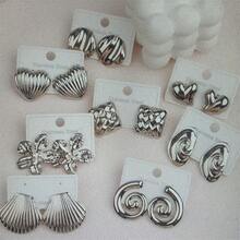 Set da 9 pezzi di orecchini in stile casual, set di orecchini geometrici in acciaio inossidabile con fiore/farfalla/ala/goccia d'acqua/conchiglia. Orecchini minimalisti e alla moda adatti per l'uso quotidiano delle donne o come regalo (consegna casuale) - Argento - Visualizzare 5