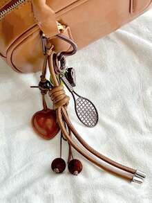 皮革心形网球拍细节钥匙扣汽车吊坠，男女通用，可拆卸设计。它是健身爱好者的完美之选，也是男女皆宜的理想礼物，适合装饰背包、斜挎包、棕色包包以及钥匙和包包挂饰。 - 彩色 - 查看 4