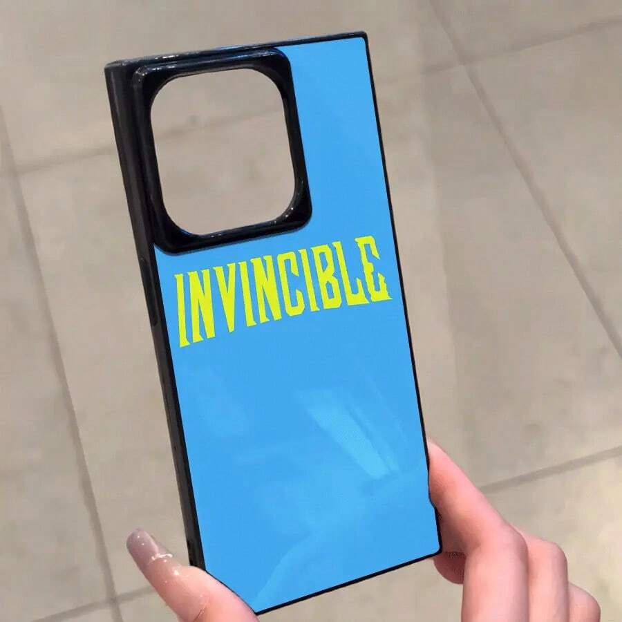 Un teléfono con un diseño de letras azules y un patrón de bloques, compatible con los modelos 16 Pro, 16, 15 Pro, 14, 14 Plus, 13, 13 Pro, 12 Pro y 12 Pro, ofrece una cobertura completa a prueba de golpes con una gran apertura, un marco elegante y brillante y un diseño mejorado. - Negro - Ver 1