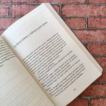 El color de las cosas invisibles. Autor Andrea Longarela. - Libro único - Ver 4