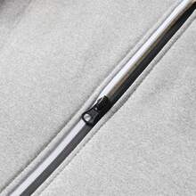 Chaqueta con capucha gris de hombre forrada de sherpa, cálida y cómoda, adecuada para salidas de invierno, actividades al aire libre y uso casual en el hogar