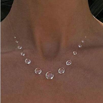 清晨露珠般晶莹剔透的透明项链，搭配隐形鱼线，纯手工制作，时尚简约，仿水滴造型，渐变水滴设计，透明度超越玻璃，独特设计营造出水滴漂浮感，清新活泼，晶莹剔透，纯净无瑕，适合各种场合佩戴，如工作日、休闲、约会、度假、海滩、派对等，四季皆宜。