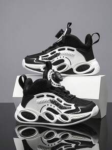 Un par de zapatos deportivos de malla de moda para niños, con perilla giratoria para abrir, destacan en el juego casual y las competencias deportivas