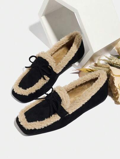 Mocassins femininos retrô felpuda, quentes e confortáveis, bico quadrado preto, sapatos baixos com laço, lançamento outono/inverno 2025