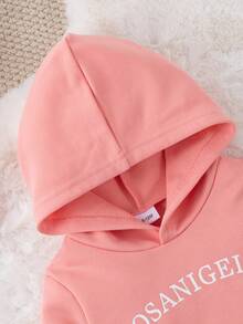 3 件套女婴春秋时尚休闲可爱粉色字母印花连帽运动衫、白色吊带背心和粉色休闲裤套装，适合日常、户外、上学、度假