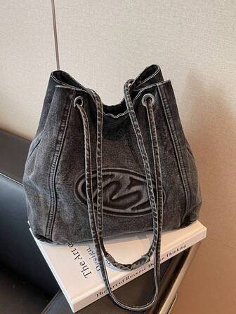 1 件黑色压花字母装饰牛仔休闲单肩斜挎包，适合女性上班、通勤、度假、旅行、拍照、约会和购物作为礼物