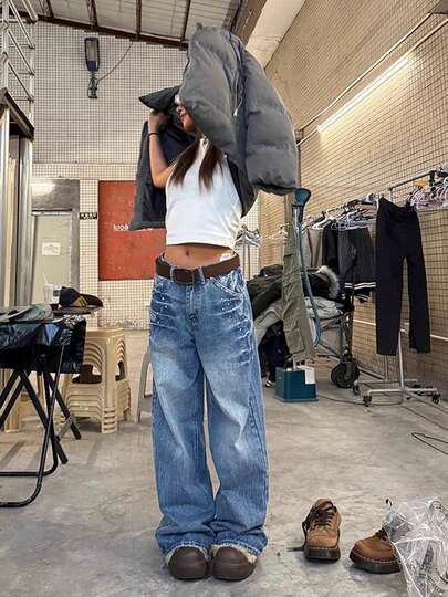 女士时尚铆钉设计直筒牛仔裤