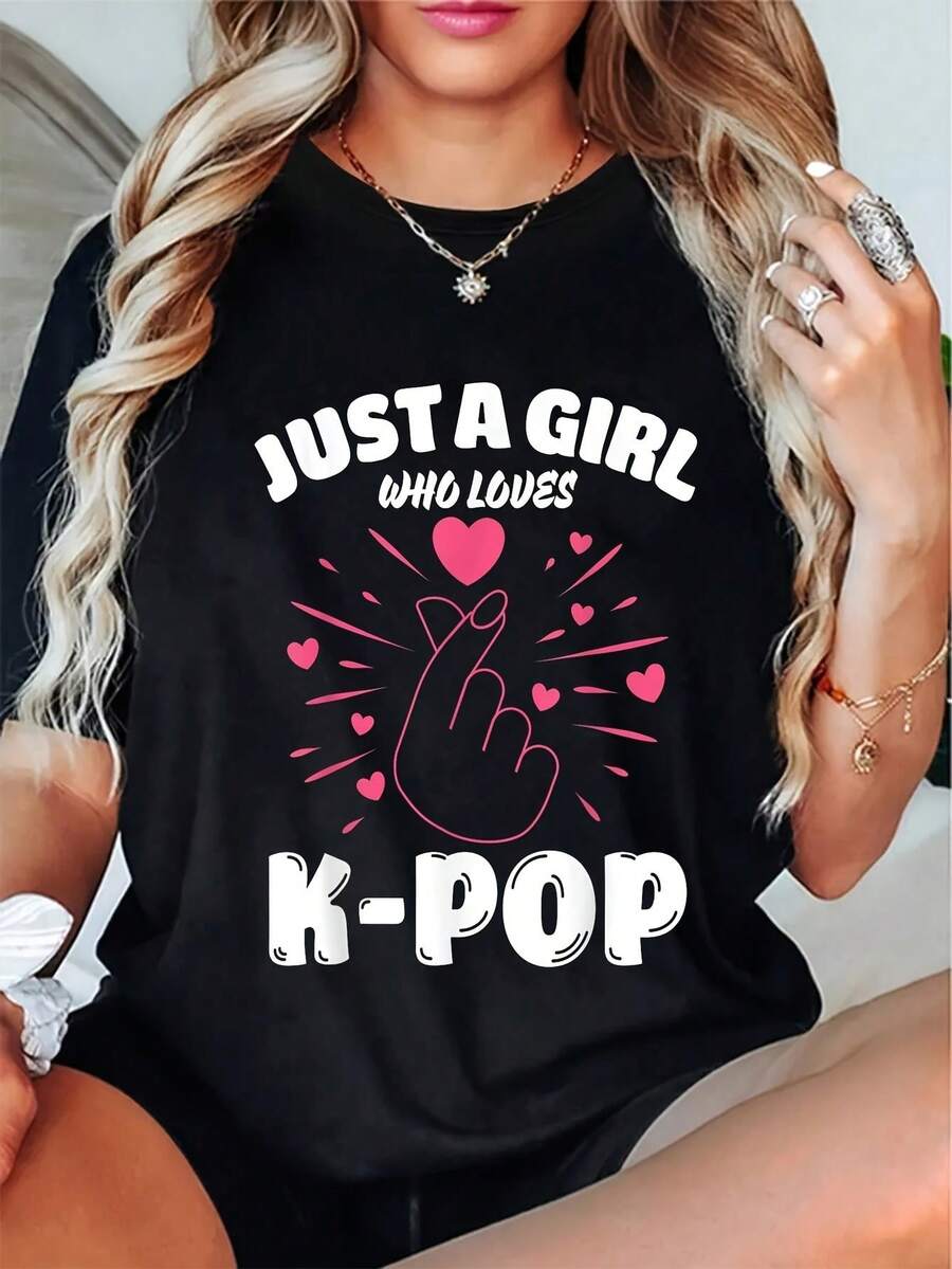2026 sommer t shirt damen mit lustigem Grafikprint, Motiv: Just A Who Loves K-Pop - Weißes Damen-Top, Kurzarm, Rundhalsausschnitt, Schwarz mit rosa Schriftzug und Herzchenmuster, weiche Baumwolle, ideal für Musikliebhaber. - Preto - Ver 1
