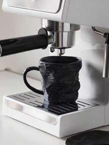 1 Set Ceașcă de cafea și farfurioară de înaltă calitate cu design plisat, Cană ceramică creativă, Ceașcă de cafea și farfurioară de nișă rafinată, Model european de piatră, Cană ceramică de uz casnic, Ceașcă ceramică luxoasă alb-negru, De înaltă calitate, Potrivită pentru birou, restaurant, cafenea, sufragerie, acasă, Poate fi oferită și ca dar de sărbători prietenilor sau familiei, Cadou de Crăciun