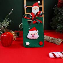 Sacs-cadeaux de Noël en feutre festifs, adorables porte-pommes et porte-bonbons, parfaits pour les friandises du réveillon de Noël et les faveurs de fête. Emballage portable et charmant pour les petits cadeaux et décorations, avec un design saisonnier délicieux. Idéal pour répandre la joie et offrir de douces surprises, chaque sac est livré avec un ornement festif unique sélectionné au hasard. Élevez votre expérience de cadeau de vacances avec ces pochettes cadeaux mignonnes et pratiques.