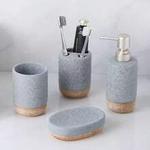 Juego de baño de 4 piezas de cerámica gris, estilo minimalista moderno, incluye dispensador de jabón, portacepillos de dientes, vaso, jabonera, el diseño de grano de madera mejora la atmósfera natural, accesorios de baño de alta calidad para encimera, material de cerámica duradero fácil de limpiar, adecuado para baño del hogar, tocador, dormitorio, oficina, organizador de tocador lujoso, pieza de decoración elegante recomendada para uso personal o regalo, práctico y ahorra espacio para el conjunto de encimera del baño