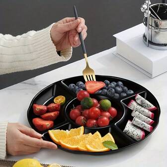 五格花形多功能餐盘 - 塑料材质，不易破碎。轻巧便携，易于清洁。可堆叠设计，节省空间。分隔式餐盘，用途广泛，可盛放各种食物，例如零食、糖果、水果、坚果和蛋糕 - 适用于居家、聚会、露营、旅行和派对食物展示。家庭必备的多格餐盘