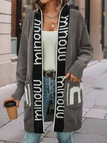 Cardigan con cappuccio in stile Y2K con tasche frontali, design jacquard in inglese e ricamo del marchio, specificamente realizzato per donne curvy, adatto per uscite, viaggi e fotografia in autunno e inverno