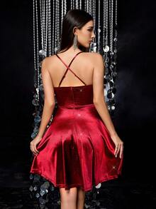 露背褶皱交叉吊带鸡尾酒礼服，优雅大方，适合鸡尾酒会、半正式婚礼宾客穿着，也适合生日、毕业典礼、感恩节、新年、节日返校节等各种场合。