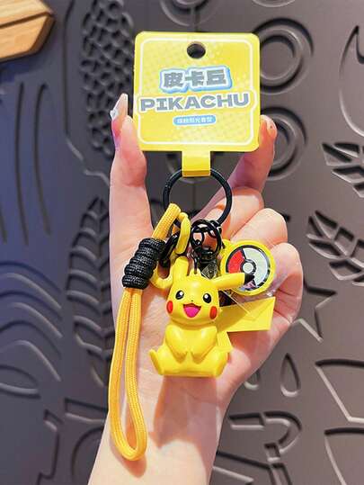 黄色造型吊坠/钥匙扣，采用优质PVC材料制成，配有彩色绳子、绒球吊坠和扣环，非常适合装饰钥匙和包包，展现您的热情，是所有年龄段的粉丝、游戏玩家和收藏家的理想之选，也是生日和节日的绝佳礼物。