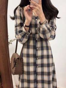 Vestido retro de manga larga con estampado a cuadros y cintura con cordones al estilo de Hong Kong para mujer, ideal para que las estudiantes lo lleven en otoño e invierno con un abrigo, vestido camisero de largo medio. - Caqui - Ver 5