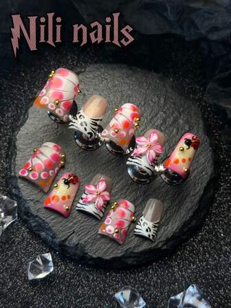 10 أظافر يدوية، أظافر قصيرة على شكل منقار البط بطراز أوروبي وأمريكي Y2K، أظافر فرنسية بطرف أبيض، مع عناصر من الخنفساء، أظافر نمر وزهور ثلاثية الأبعاد وآثار صبغة التعتيق نقاط بولكا، أظافر أكريليك للضغط مناسبة للحفلات والرقص والاستخدام اليومي للرجال والنساء، مع قطعة من الجل وملف، هي هدية جيدة