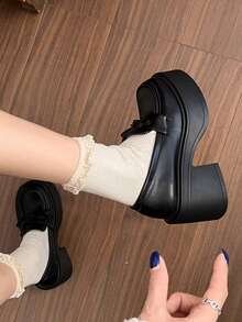 2025年夏季新款白色玛丽珍平底鞋，百搭复古风，适合娇小女性的厚底鞋，适合搭配连衣裙