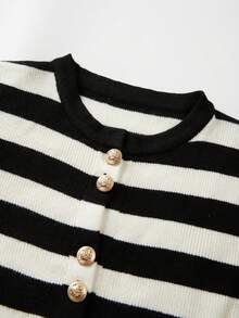 FOR BEAUTY Autumn And Winter New Cardigan, Simple And Casual Style, Round Neck Long Sleeved Black And White Stripes With Metal Buttons, Style Knitted Casual Commuting Style That Is Versatile And Fashionable. Top - 黑與白 - 查看 5