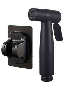 3件套高压手持喷枪套装，采用ABS塑料材质，配有壁挂式喷头、59英寸柔性软管和易于安装的坚固支架。适用于浴室和卫生间冲水、户外房车清洁、宠物淋浴、浴室和洗衣房清洁。现代家居必备用品。节日送礼佳品。