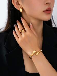 Set de joyería de 2 piezas con anillo y pendientes de forma de gota de agua con acabado liso y metálico minimalista y elegante para mujer