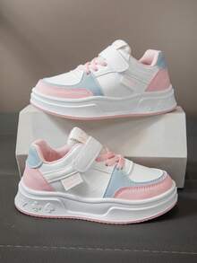 1 双返校休闲时尚儿童滑板鞋，采用 PU 皮革制成，鞋面采用多色拼接，主要为白色，点缀紫色和浅绿色，设计简洁清新，柔软、轻便、舒适，方便的钩环闭合，适合儿童日常运动、休闲、玩耍和度假场合，兼具美观与实用性。 - 粉色 - 查看 1