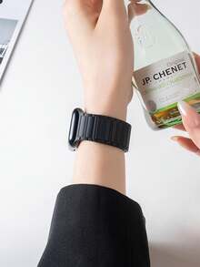 1条男女通用硅胶磁吸表带，兼容苹果手表表带，适用于38mm、40mm、41mm、42mm、44mm、45mm、46mm、49mm系列 - Ultra/11/10/9/SE/8/7/6/5/4/3/2/1系列 - 黑色 - 查看 3