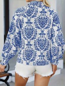 Chemise à manches longues évêque en tissu tressé à imprimé floral bleu et blanc avec col froncé et devant boutonnée pour femmes grandes tailles - Bleu azur - Voir 2