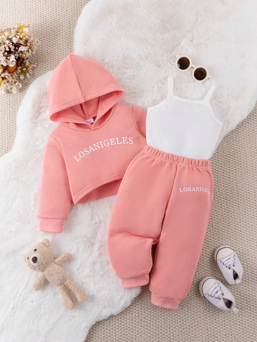 3 件套女婴春秋时尚休闲可爱粉色字母印花连帽运动衫、白色吊带背心和粉色休闲裤套装，适合日常、户外、上学、度假