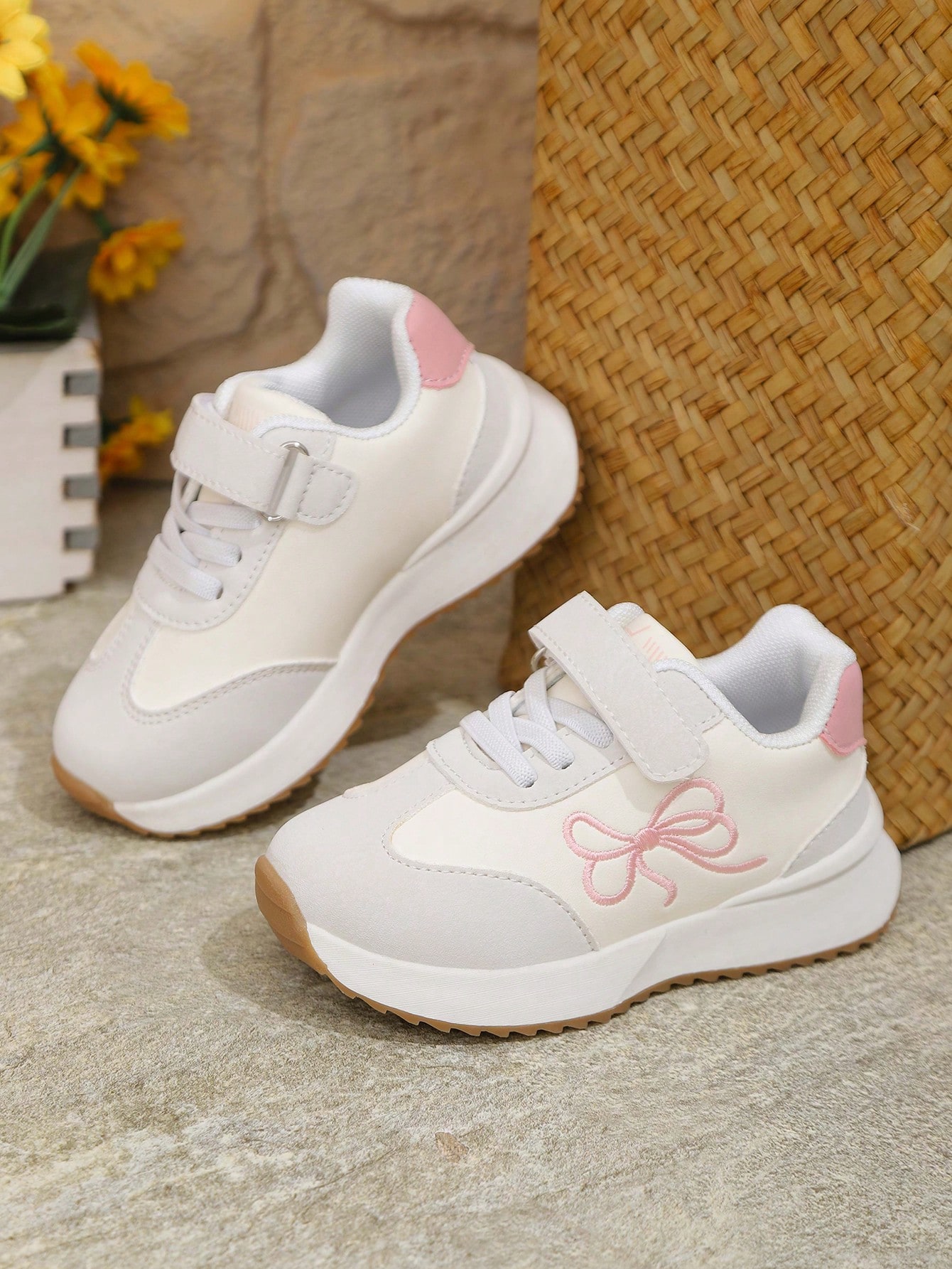 زوج من أحذية بنات خفيفة الوزن وجميلة، أحذية كاجوال...