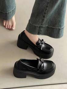 2025年夏季新款白色玛丽珍平底鞋，百搭复古风，适合娇小女性的厚底鞋，适合搭配连衣裙