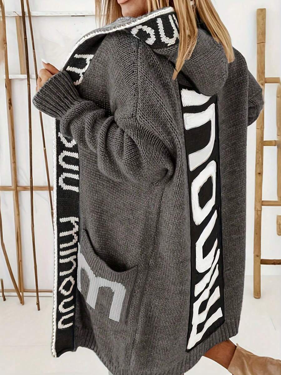 Cardigan con cappuccio in stile Y2K con tasche frontali, design jacquard in inglese e ricamo del marchio, specificamente realizzato per donne curvy, adatto per uscite, viaggi e fotografia in autunno e inverno