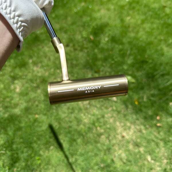 1 pièce Putter de golf pour droitier - Édition Asie/Europe | Tête forgée anodisée 364g±4g/Poignée en PU | Design à finition métallique élégante pour un contrôle facile, convient à tous les joueurs