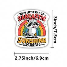 Adesivo "Seu pequeno raio de sol sarcástico chegou" com 2 peças. "Eu vou superar isso. Deixe-me ser dramático primeiro." - Perfeito para laptops, garrafas de água, diários e espaços de trabalho. Ótimo para fãs de humor, estudantes de direito e amantes do sarcasmo. Presente ideal para amigos, familiares e colegas de trabalho. Adesivo peculiar para decoração com tema de humor. Entusiastas jurídicos e humor sarcástico.