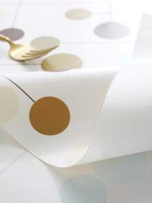 Obrus z tworzywa sztucznego PVC z prostym, okrągłym wzorem graficznym do dekoracji blatu. Nadaje się do dekoracji na zewnątrz, do salonu, kuchni, na festiwale i imprezy.