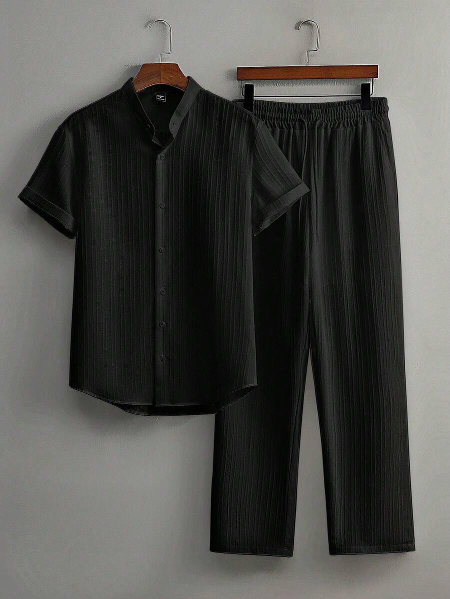 Conjunto informal de dos piezas para hombre (camisa de manga corta lisa con textura + pantalón recto con cintura elástica y cordón). - Negro - Ver 1