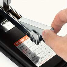 ¡Este grapador de alta resistencia es un "experto en encuadernación de papel grueso" para trabajadores de oficina! El tamaño estándar de 23/13 es muy adaptable y no se atasca ni se desliza al cargar los grapas. Puede grapar fácilmente 100 hojas de papel