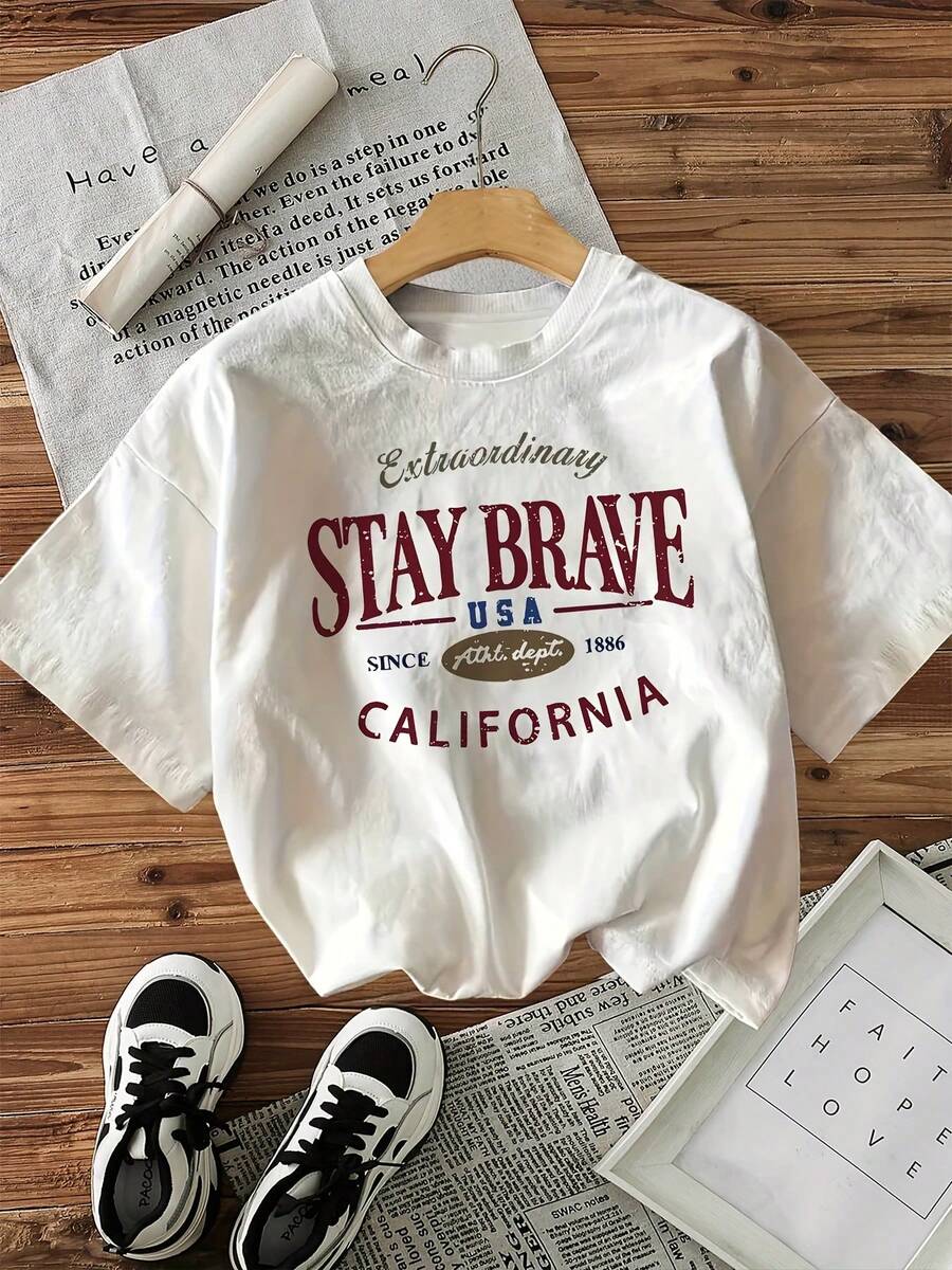 Camiseta gráfica 'Stay Brave' para mujer, con diseño patriótico, cuello redondo informal, manga corta, blanco con estampado rojo y azul, perfecta para ropa casual, camiseta de ropa casual | Camiseta con letras osadas | Ajuste cómodo - blanco - Ver 1
