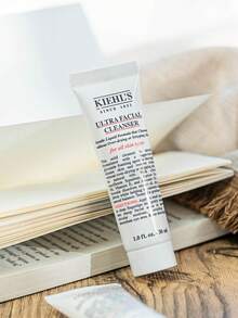 Kiehl's [Mini] Ultra Facial Cleanser 30ml / A Gentle Facial Cleanser For All Skin Types / It Helps Remove Dirt And Debris Without Stripping Skin Of Essential Moisture. In Addition To Dissolving Excess Oil And Dirt, This PH-Balanced Cleanser Helps Maintain Skin's Natural Balance And Protection Barrier.