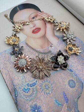 1pc Glamorous Crystal Flower Glass Necklace For Women, Party Wear