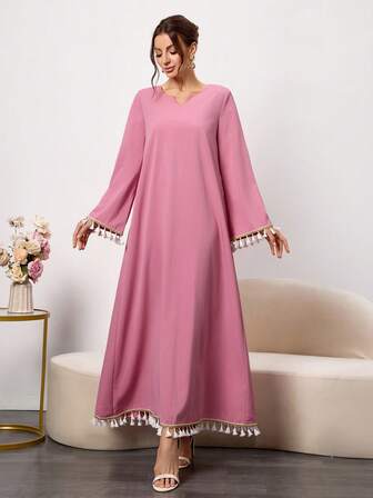 ชุดเดรสอาหรับแขนทรัมเป็ต แต่งพู่ระบายคอวี