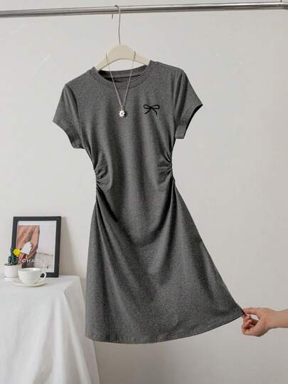 Vestido de manga corta con cuello redondo, ajuste delgado, detalle de estampado de mariposa, unicolor minimalista y fruncido para mujer