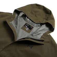 Under Armour Chaqueta elástica Cloudstrike M, chaqueta profesional de entrenamiento con capucha tejida para hombres 1376066-308