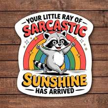 Adesivo "Seu pequeno raio de sol sarcástico chegou" com 2 peças. "Eu vou superar isso. Deixe-me ser dramático primeiro." - Perfeito para laptops, garrafas de água, diários e espaços de trabalho. Ótimo para fãs de humor, estudantes de direito e amantes do sarcasmo. Presente ideal para amigos, familiares e colegas de trabalho. Adesivo peculiar para decoração com tema de humor. Entusiastas jurídicos e humor sarcástico.