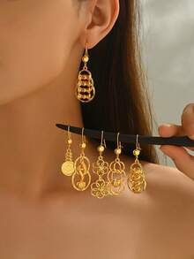 1pc Fashionable Vintage Gold Hollow Carved Women Dangle Earrings, Matching Retro Elegant Outfits